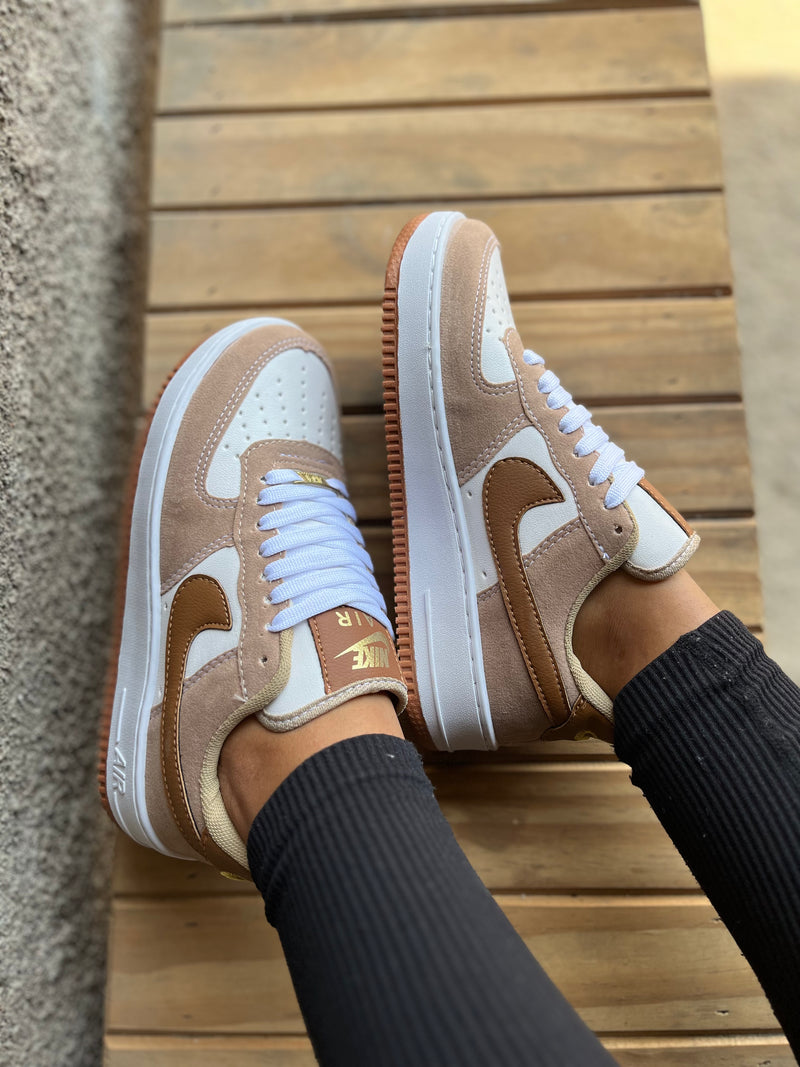 Tênis Air Force 1 Camurça - Marrom e Branco (Frete Grátis)